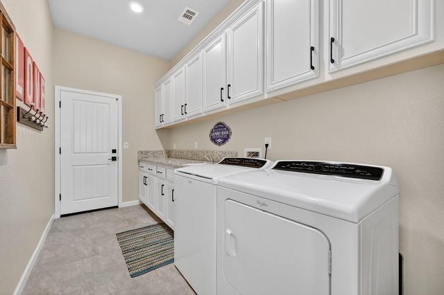 3900 Fenway Cir, Rocklin, CA 95677