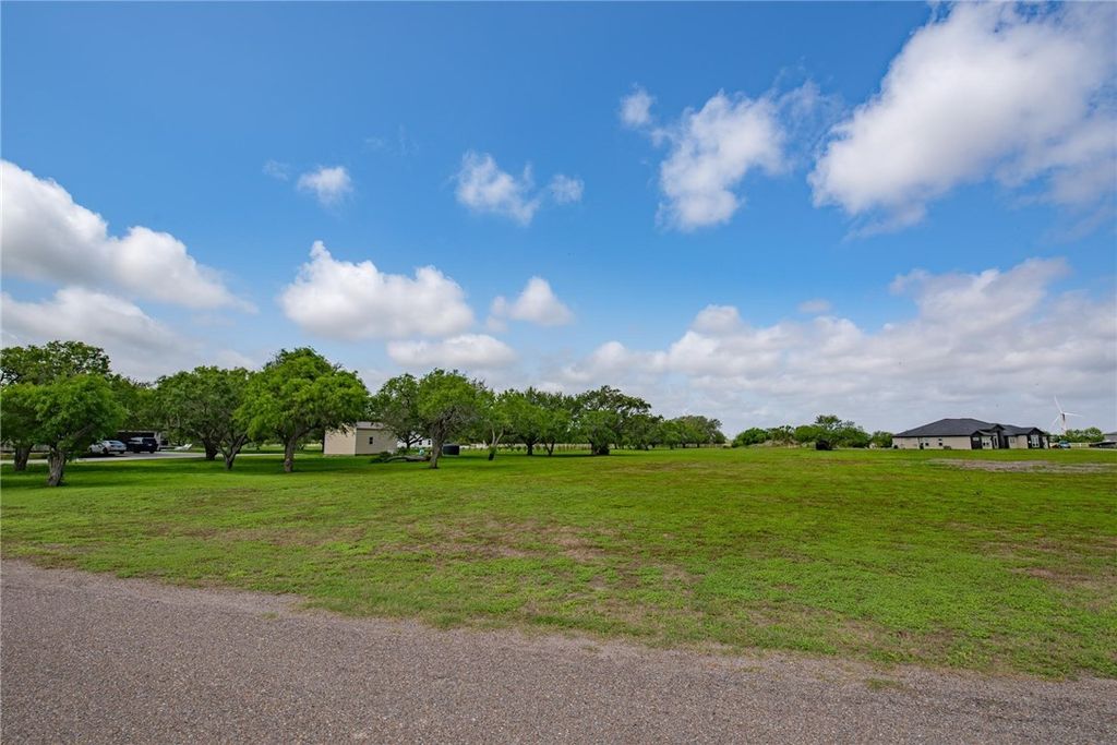 957 Santa Cruz, Corpus Christi, TX 78415 — photo 4