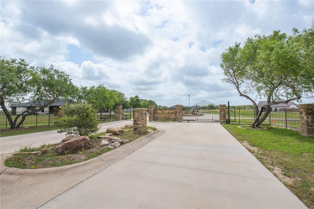 957 Santa Cruz, Corpus Christi, TX 78415 — photo 5