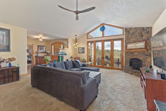 521 Seclusion Loop, Grants Pass, OR 97526