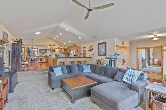 521 Seclusion Loop, Grants Pass, OR 97526