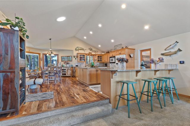 521 Seclusion Loop, Grants Pass, OR 97526