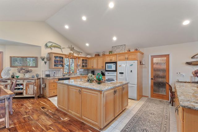 521 Seclusion Loop, Grants Pass, OR 97526