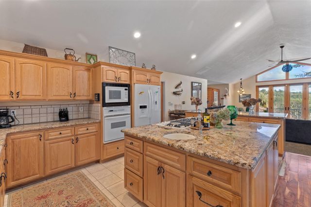 521 Seclusion Loop, Grants Pass, OR 97526