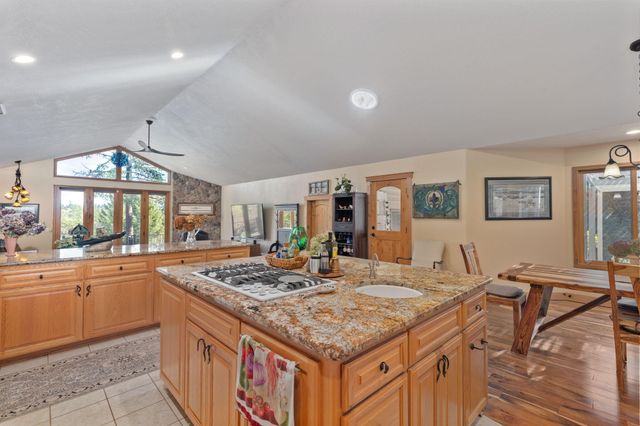 521 Seclusion Loop, Grants Pass, OR 97526