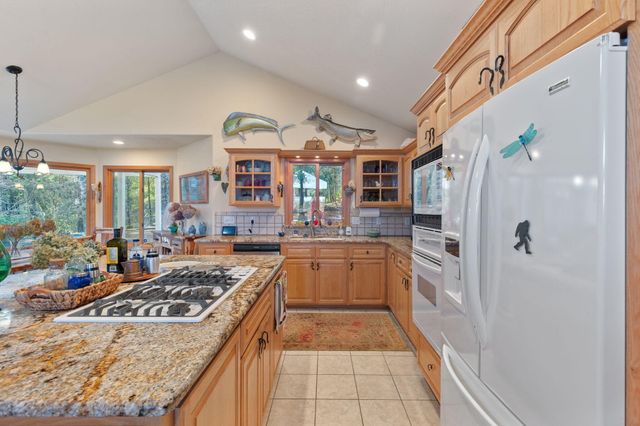 521 Seclusion Loop, Grants Pass, OR 97526