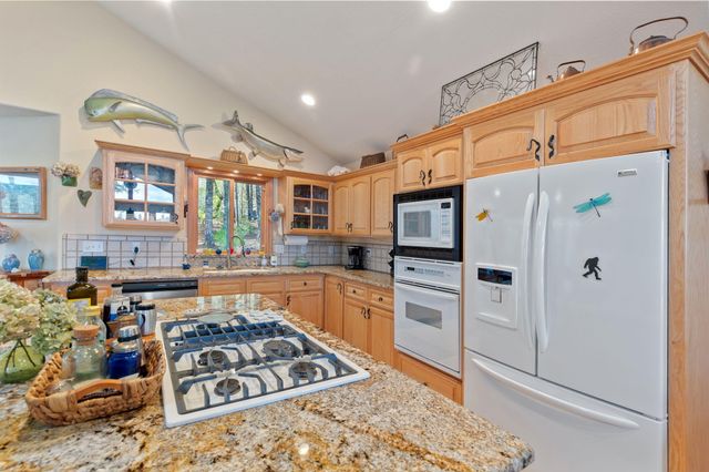 521 Seclusion Loop, Grants Pass, OR 97526