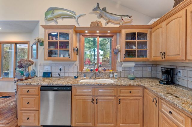 521 Seclusion Loop, Grants Pass, OR 97526