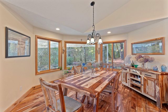 521 Seclusion Loop, Grants Pass, OR 97526