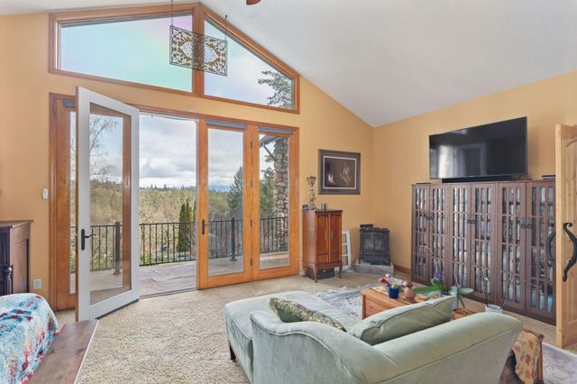 521 Seclusion Loop, Grants Pass, OR 97526