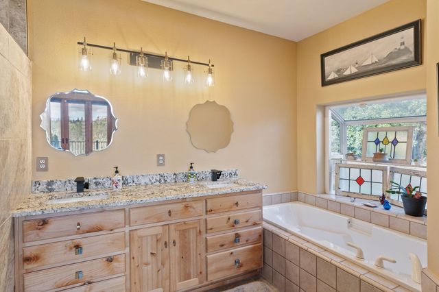 521 Seclusion Loop, Grants Pass, OR 97526