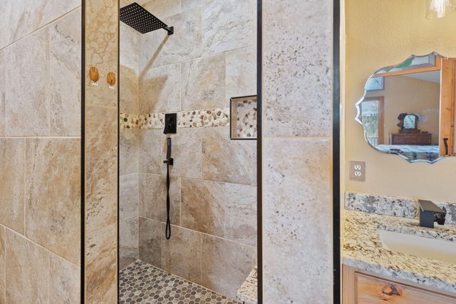 521 Seclusion Loop, Grants Pass, OR 97526