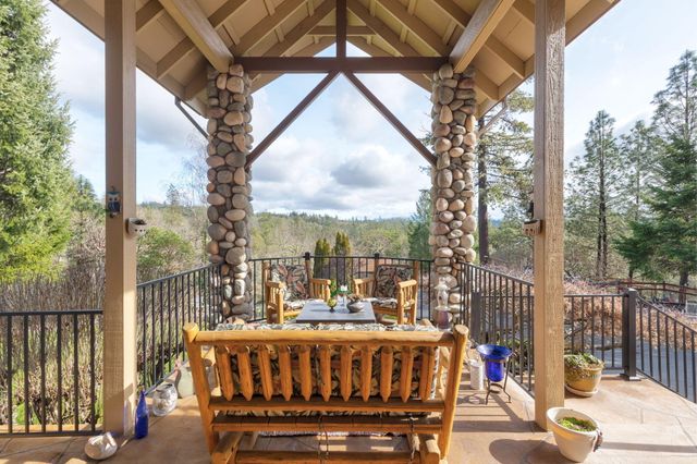 521 Seclusion Loop, Grants Pass, OR 97526