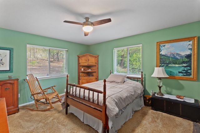 521 Seclusion Loop, Grants Pass, OR 97526