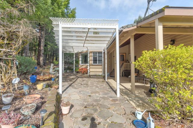 521 Seclusion Loop, Grants Pass, OR 97526