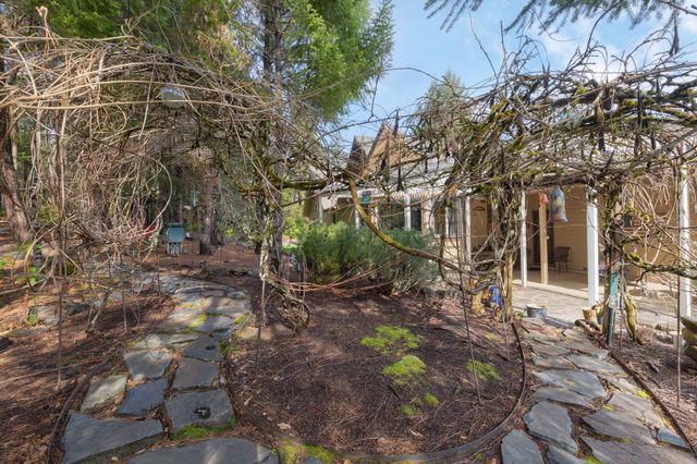 521 Seclusion Loop, Grants Pass, OR 97526