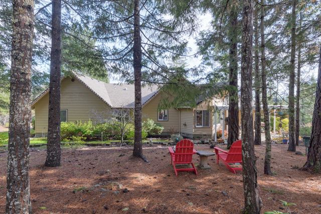 521 Seclusion Loop, Grants Pass, OR 97526