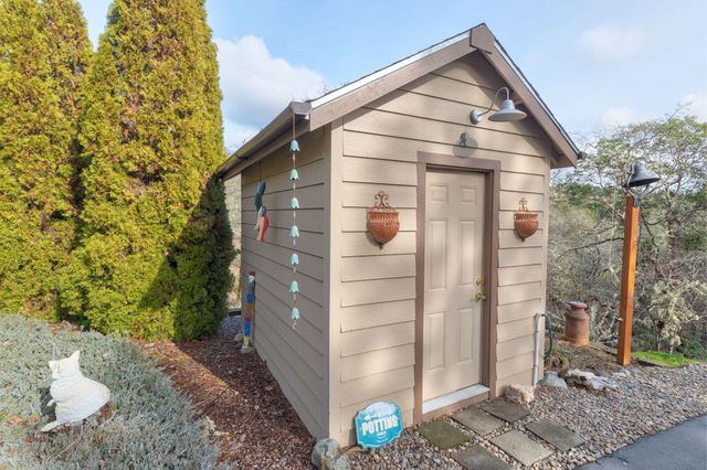 521 Seclusion Loop, Grants Pass, OR 97526