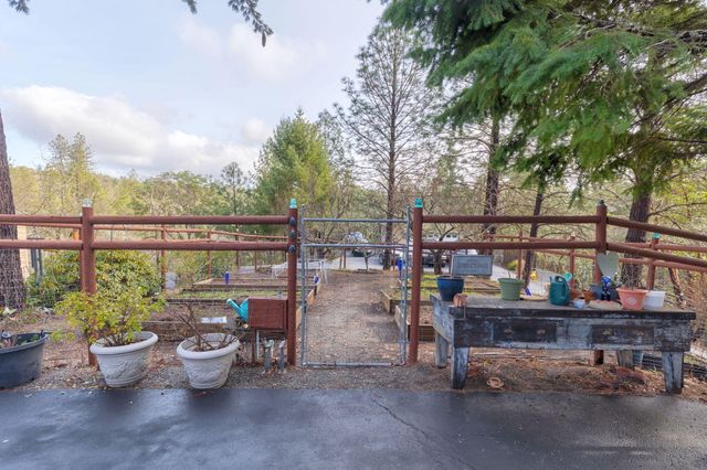 521 Seclusion Loop, Grants Pass, OR 97526