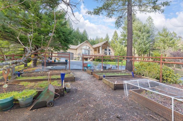 521 Seclusion Loop, Grants Pass, OR 97526