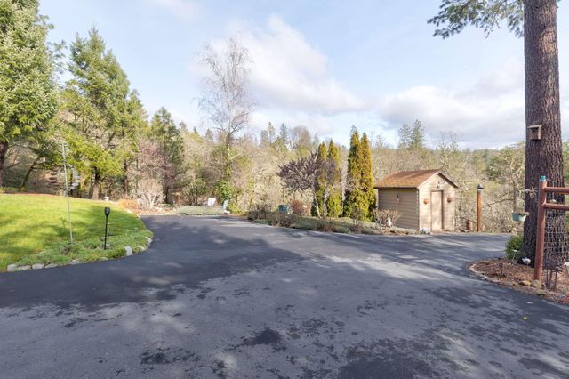 521 Seclusion Loop, Grants Pass, OR 97526