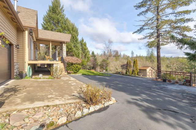 521 Seclusion Loop, Grants Pass, OR 97526