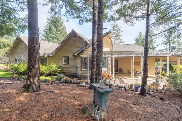 521 Seclusion Loop, Grants Pass, OR 97526