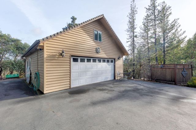 521 Seclusion Loop, Grants Pass, OR 97526