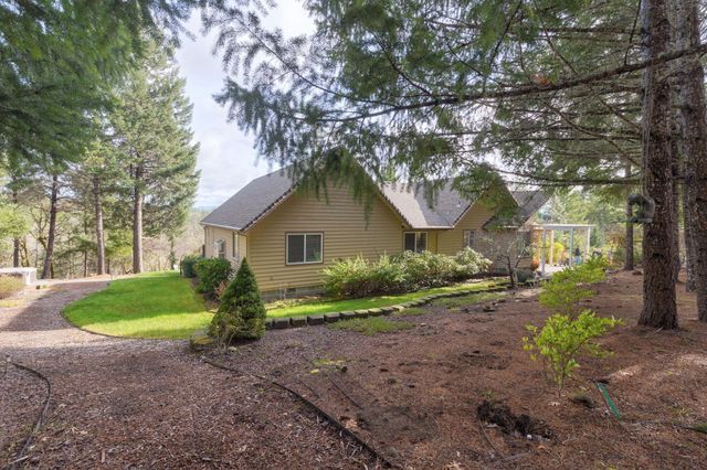 521 Seclusion Loop, Grants Pass, OR 97526