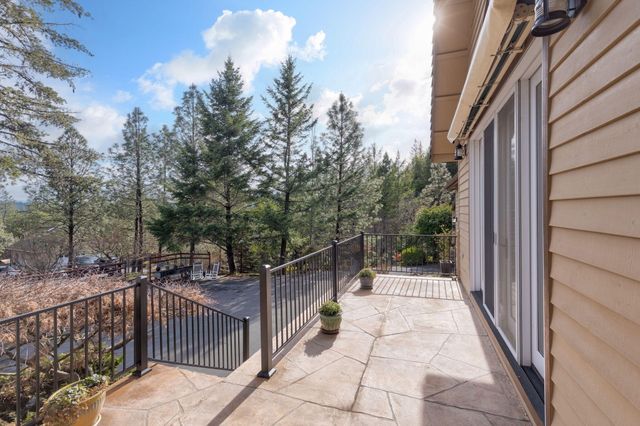 521 Seclusion Loop, Grants Pass, OR 97526