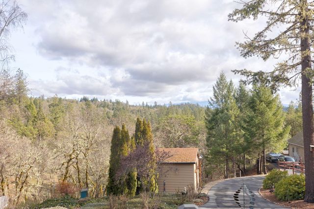 521 Seclusion Loop, Grants Pass, OR 97526