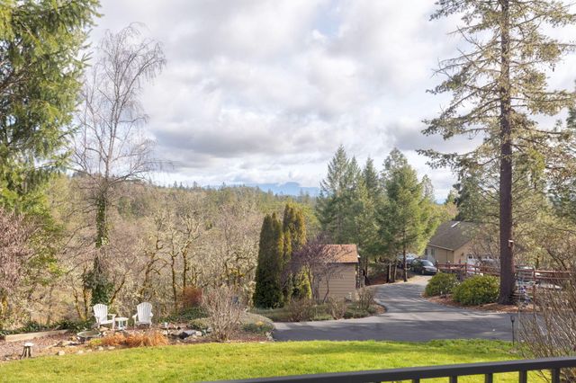 521 Seclusion Loop, Grants Pass, OR 97526