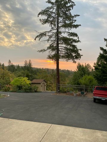 521 Seclusion Loop, Grants Pass, OR 97526