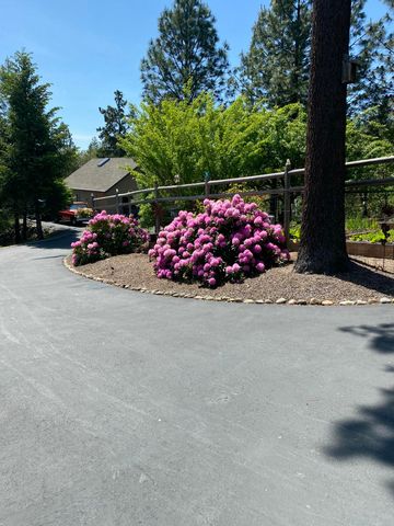 521 Seclusion Loop, Grants Pass, OR 97526