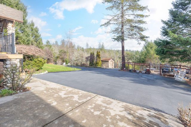 521 Seclusion Loop, Grants Pass, OR 97526