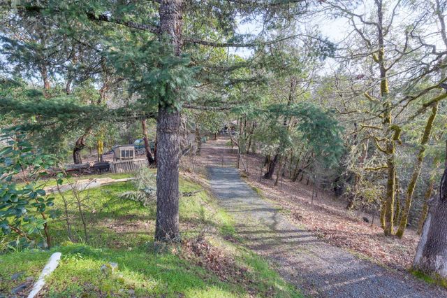521 Seclusion Loop, Grants Pass, OR 97526