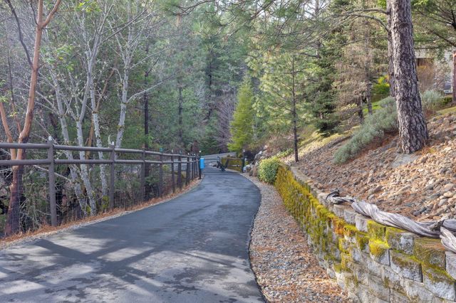 521 Seclusion Loop, Grants Pass, OR 97526