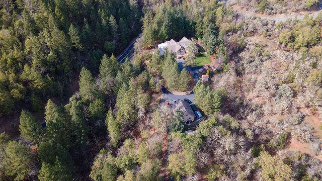 521 Seclusion Loop, Grants Pass, OR 97526