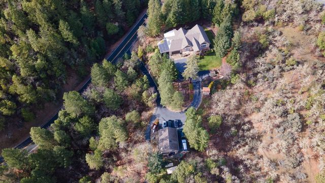 521 Seclusion Loop, Grants Pass, OR 97526