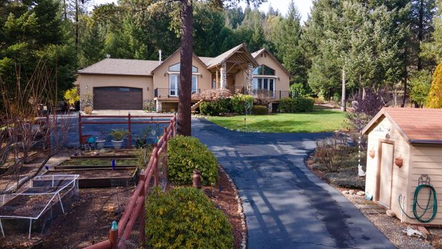 521 Seclusion Loop, Grants Pass, OR 97526