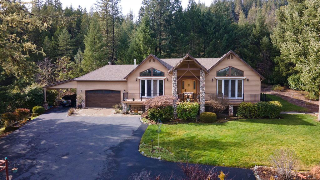 521 Seclusion Loop, Grants Pass, OR 97526