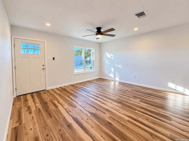 305 W AVIATION BLVD, Universal City, TX 78148