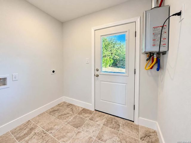305 W AVIATION BLVD, Universal City, TX 78148