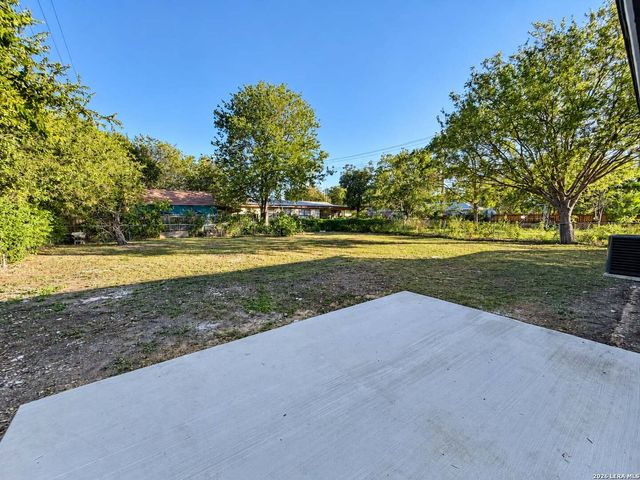305 W AVIATION BLVD, Universal City, TX 78148