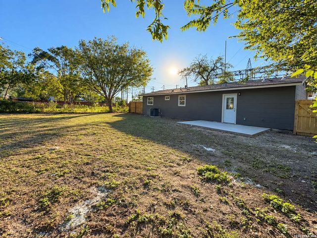 305 W AVIATION BLVD, Universal City, TX 78148