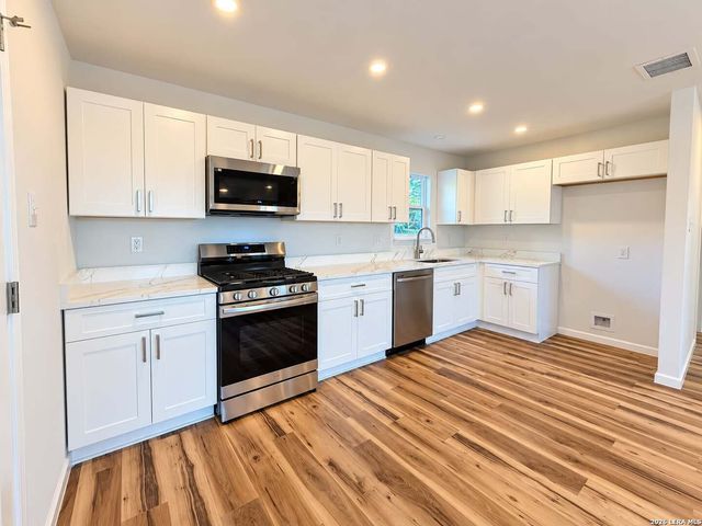 305 W AVIATION BLVD, Universal City, TX 78148