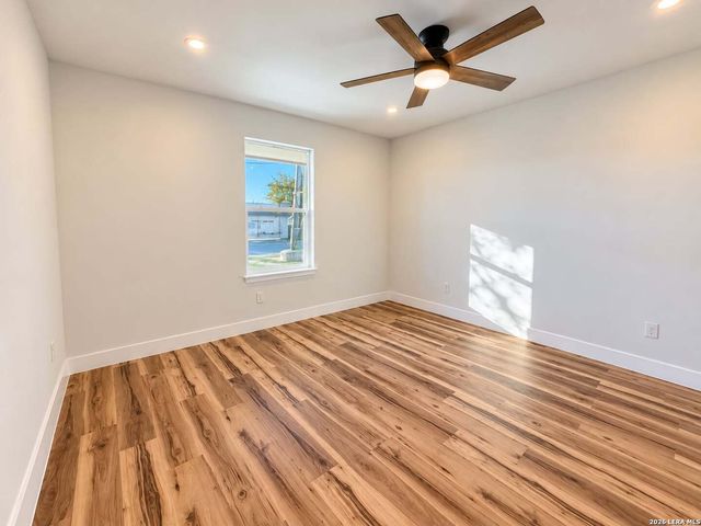305 W AVIATION BLVD, Universal City, TX 78148