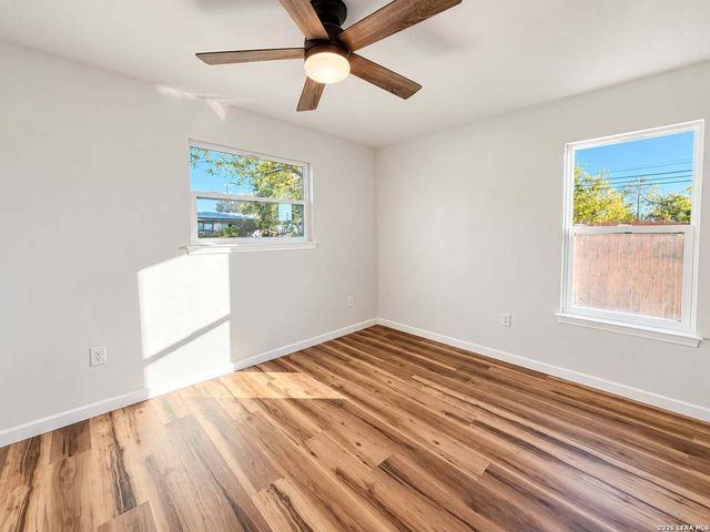 305 W AVIATION BLVD, Universal City, TX 78148