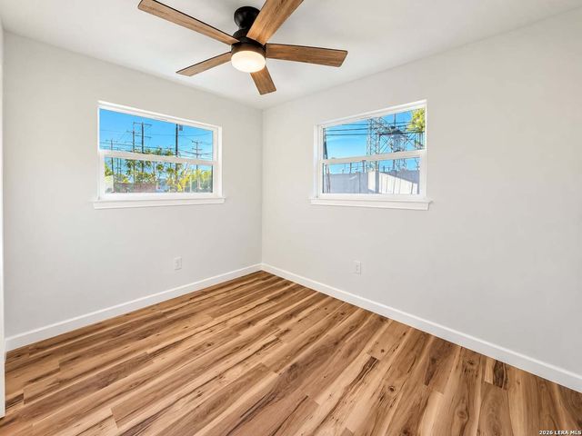 305 W AVIATION BLVD, Universal City, TX 78148