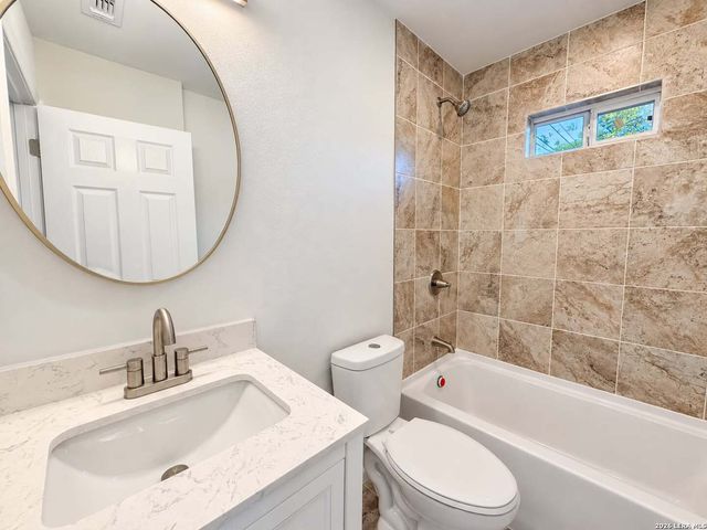 305 W AVIATION BLVD, Universal City, TX 78148
